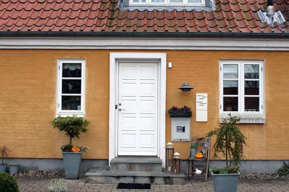 Vinduer og hoveddør i gult hus - Vinduespladsen.dk, levering i hele Danmark.