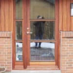 Mahognifacadedør monteret med glasparti i boligens indgang
