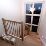 Ny trappe med repos som er tilpasset vindue og bøgetrin