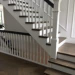 Detalje af startstolpe på to sammenbyggede trapper