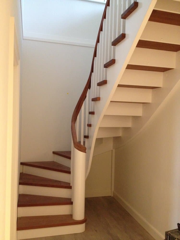 Billede af trappe designet til boligen som giver huset karakter
