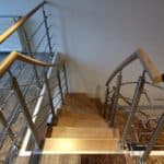 90 graders trappe med stålgelænder og træhåndliste