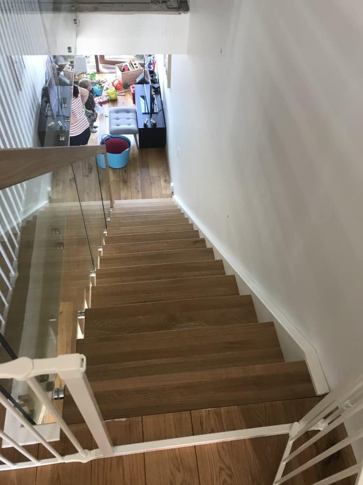 Flot trappe med glasgelænder i et moderne design