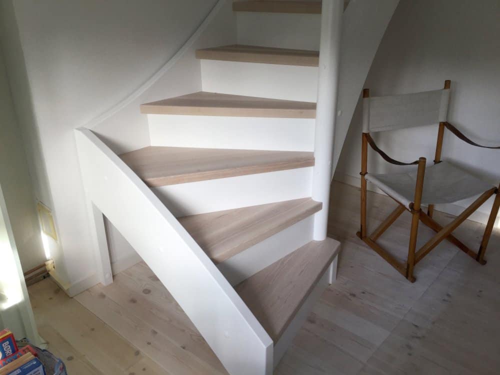 Trappe afsluttet uden gelænder for at trappen fylder mindre