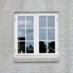 Smalle sprosser i sidehængte vinduer