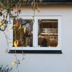 Hvide pvc vinduer monteret i hus i Jylland
