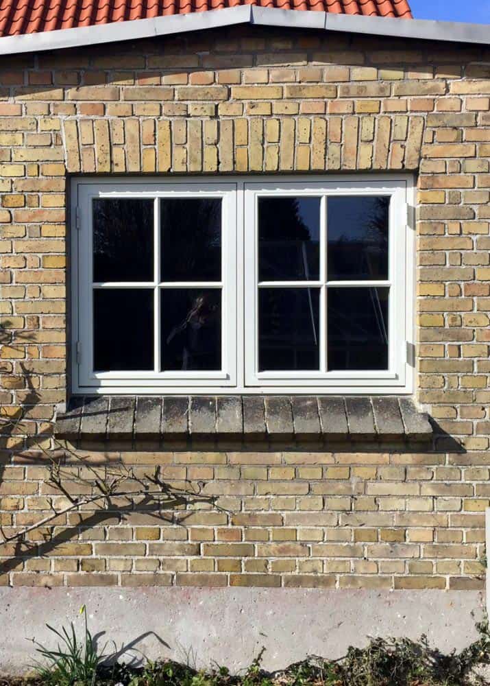 Sidehængte vinduer med smalle sprosser