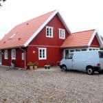 Hvide bondehusvinduer på sommerhus i svensk design