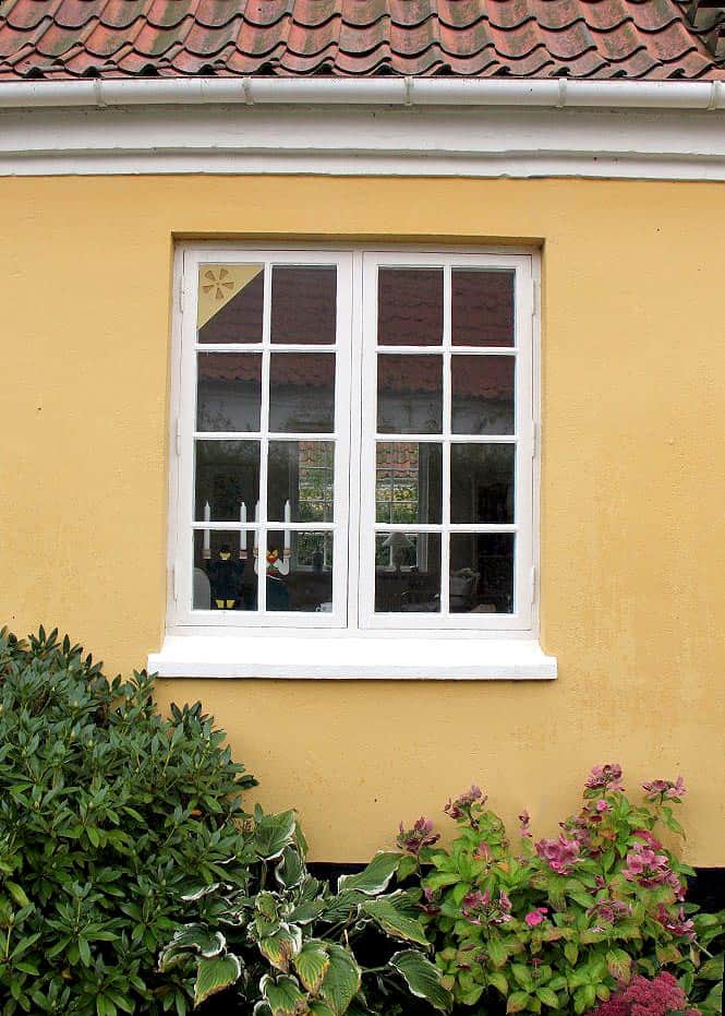 Klassisk vindue i traditionelt skagen hus