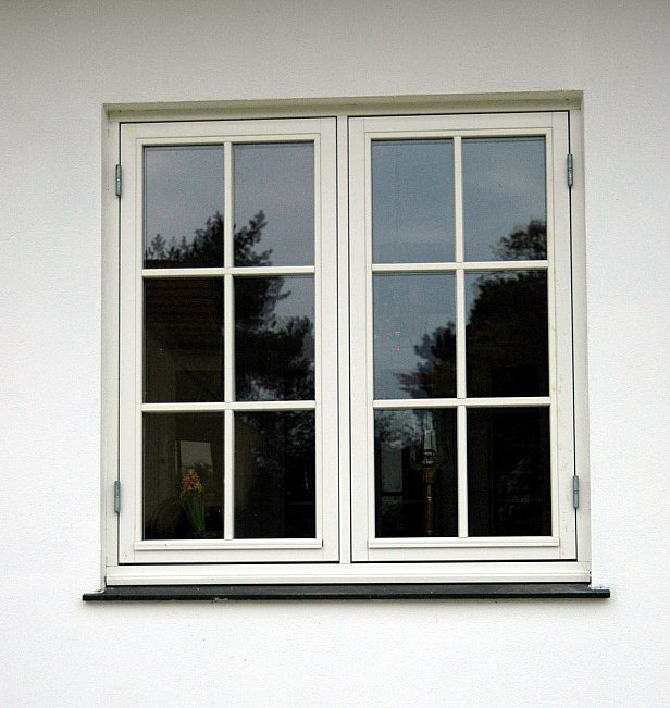 Sidehængte vinduer med 6 glasfelter i hver ramme