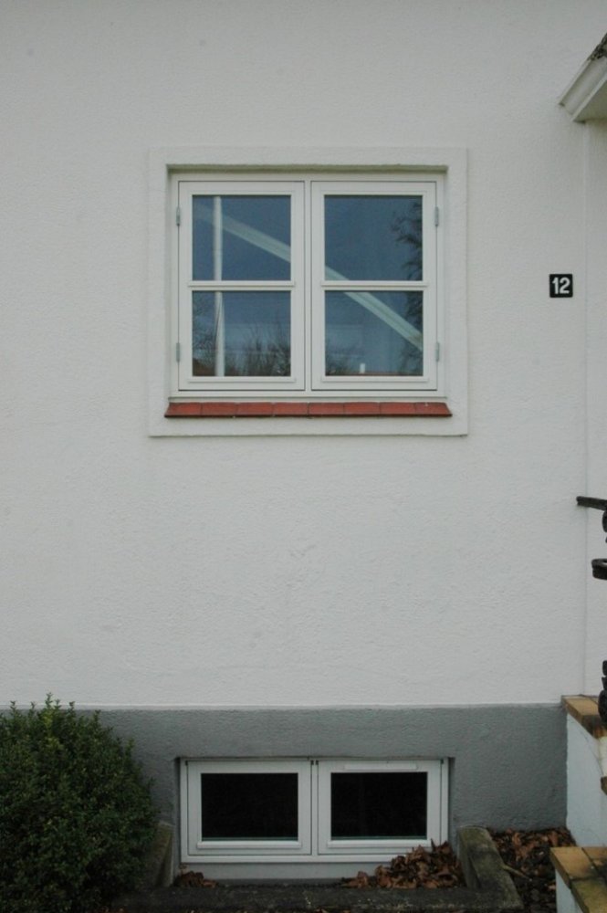Hvide vinduer udskiftet i 2-plans hus