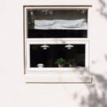 Hvid fastkarms vindue med opluk